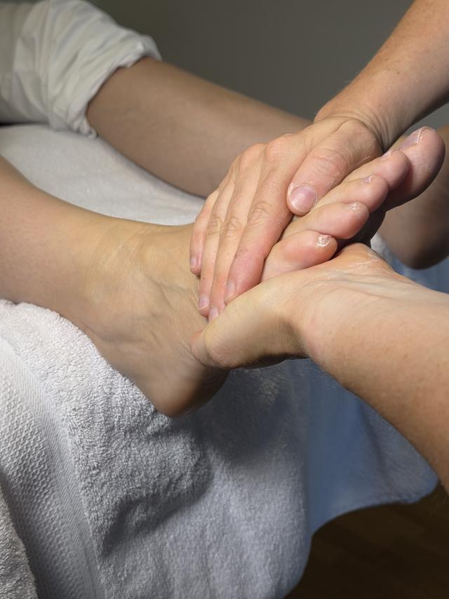Fussmassage durch eine Podologin in der Praxis